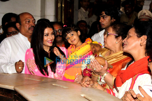aishwarya rai bachchan visits siddhivinayak with aaradhya and family 5