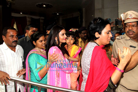 aishwarya rai bachchan visits siddhivinayak with aaradhya and family 11