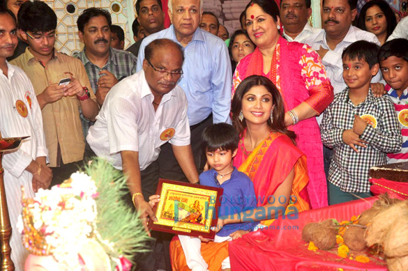 shilpa shetty visits andheri cha raja 4