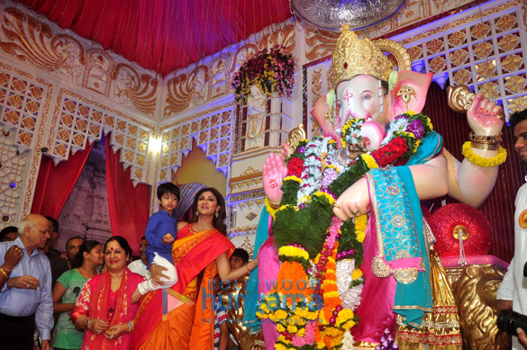 shilpa shetty visits andheri cha raja 3