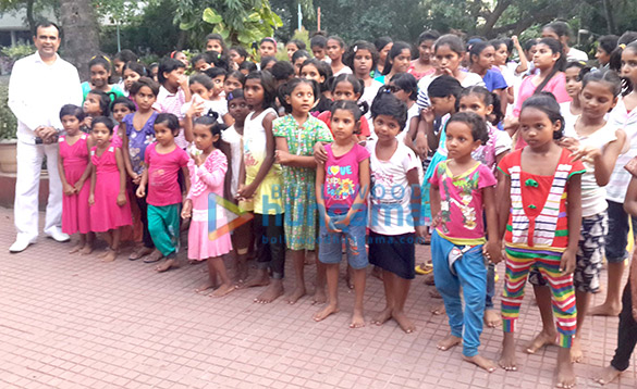 yogesh lakhani celebrates his birthday with ngo kids in mumbai 5