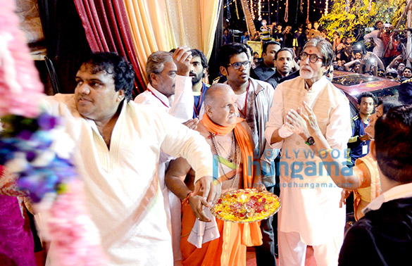 amitabh bachchan visits 160 years old mankeshwar mandir in byculla 2