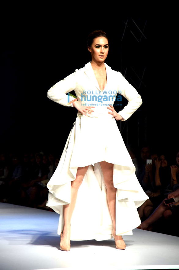 lauren gottlieb walks the ramp for nikhita tandon at the india fashion week 2015 5