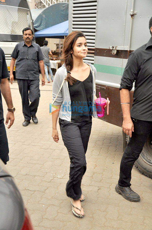 alia bhatt snapped in bandra at mehboob studio 4