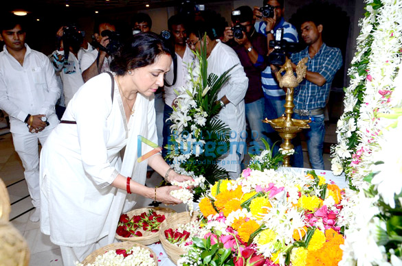 celebs attend ravindra jains prayer meet 2