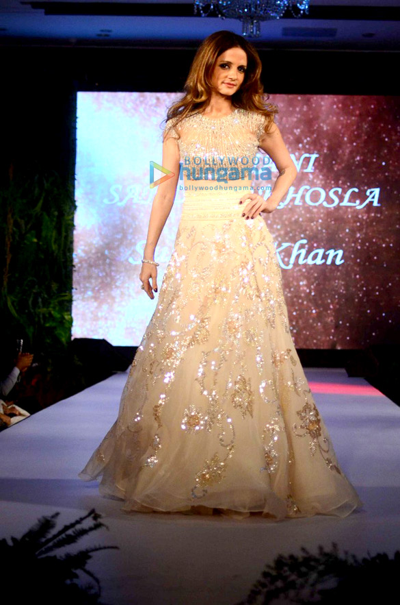 jaya bachchan suzannne khan shweta nanda walk for abu jani at mission hazar charity show 6