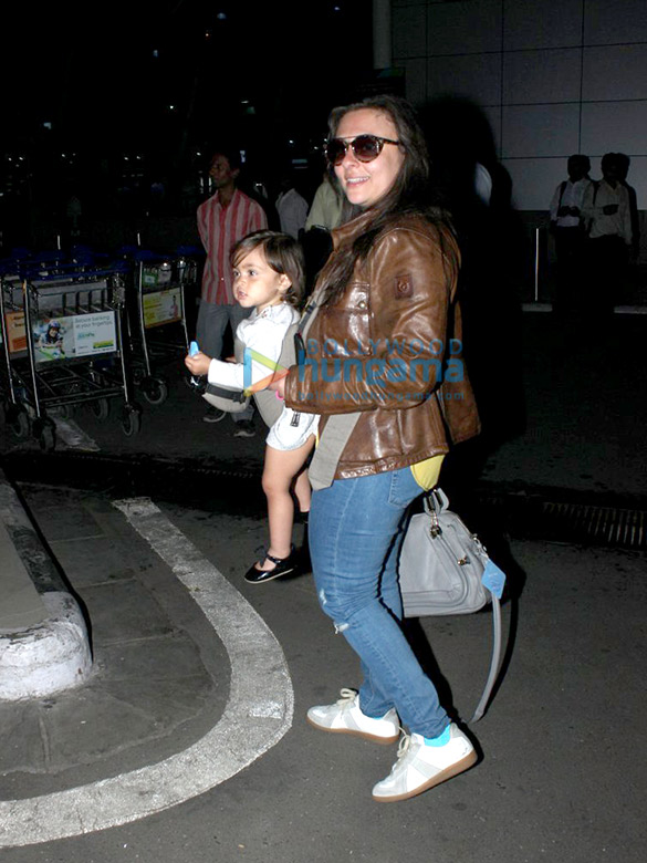 imran khan avantika malik khan snapped with their kid at the airport 10