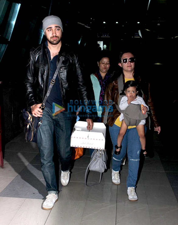 imran khan avantika malik khan snapped with their kid at the airport 5