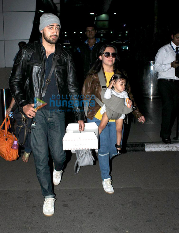 imran khan avantika malik khan snapped with their kid at the airport 8