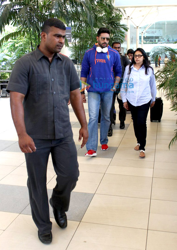 abhishek bachchan snapped at domestic airport 8