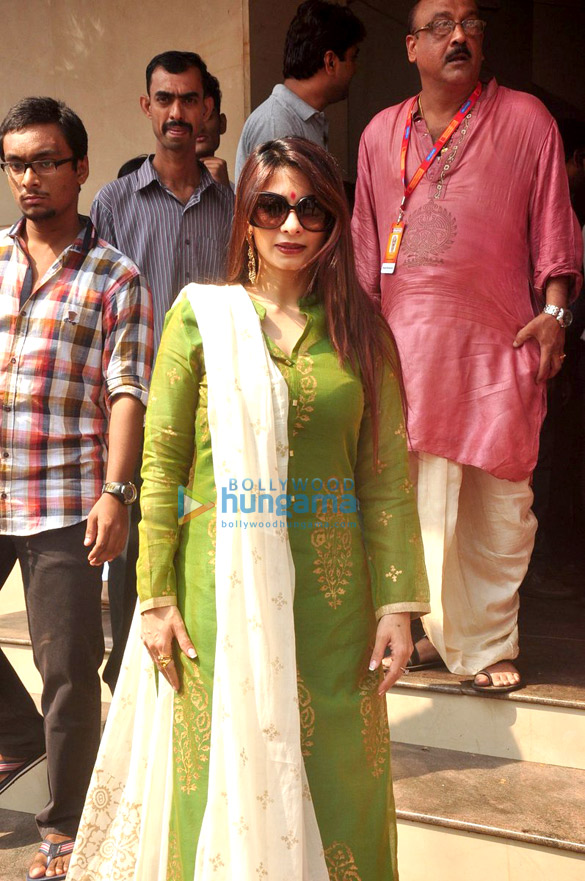 kajol tanuja tanisha mukherjee snapped at north bombay sarbojanin durga puja 10