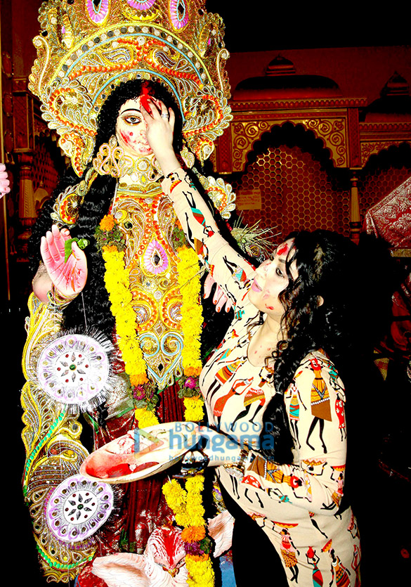misti mukherjee participates in sindur khela celebrations 3
