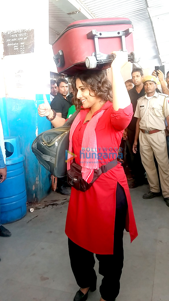 vidya balan turns coolie for a day 4
