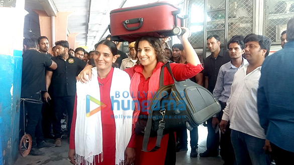 vidya balan turns coolie for a day 5
