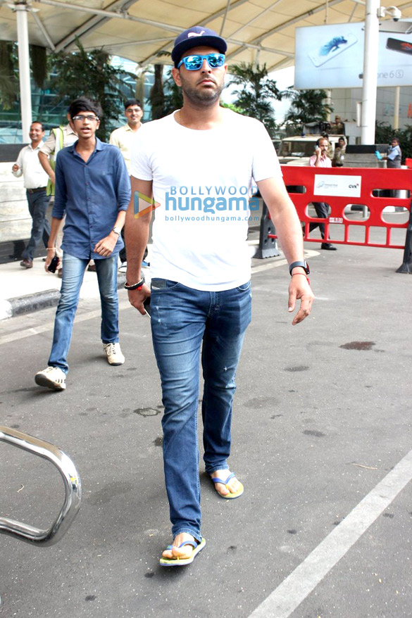 yuvraj singh snapped at the domestic airport 4