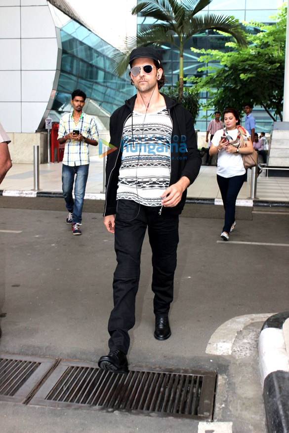 hrithik roshan snapped at the domestic airport 7