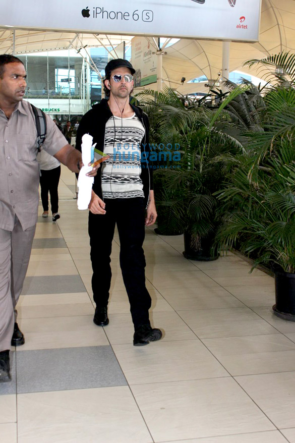 hrithik roshan snapped at the domestic airport 2