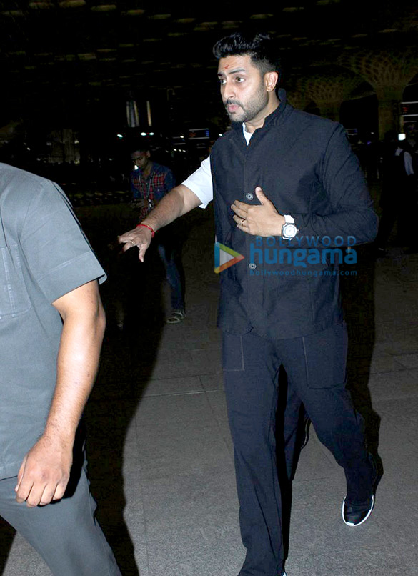 abhishek bachchan snapped leaving for london to meet aishwarya rai bachchan on karva chauth 6