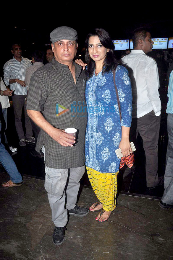 manoj bajpayee tapsee pannu at the screening of the homecoming 10