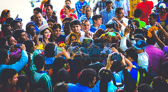 urvashi rautela gets a warm welcome at dehradun airport 4