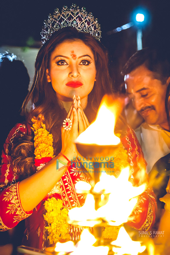 urvashi rautela does a special ganga aarti at rishikesh 3