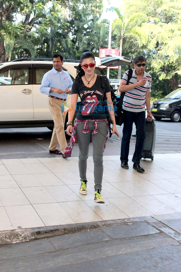 shruti haasan spotted at the domestic airport 7