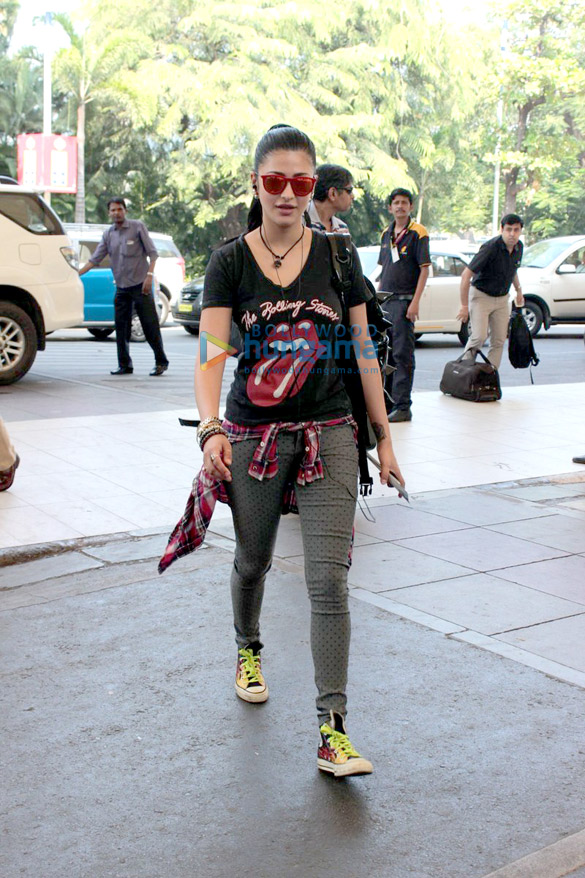 shruti haasan spotted at the domestic airport 5