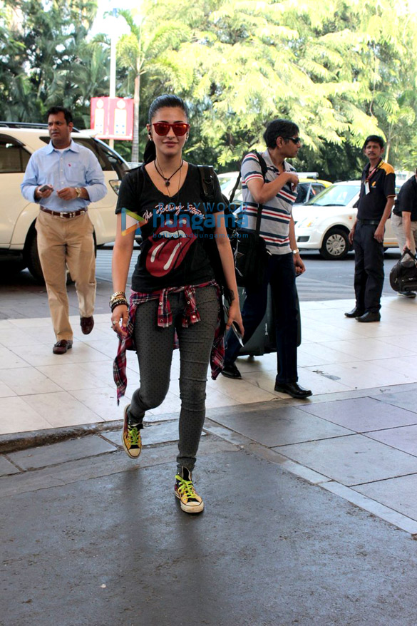 shruti haasan spotted at the domestic airport 9