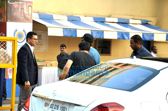 hrithik roshan snapped at his kids annual day at ambani school 4