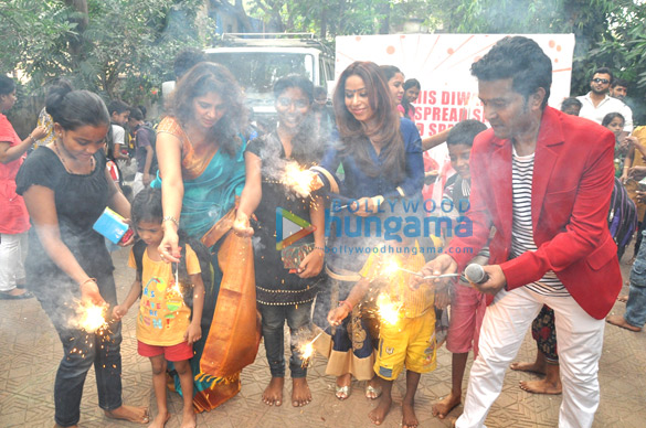 sambhavna seth raina agni naveen prabhakar mamta bhatt celebrate diwali with underprivileged kids 3