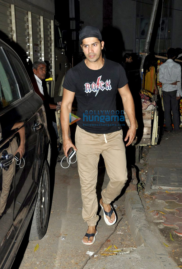 varun dhawan snapped at karan johars office 5