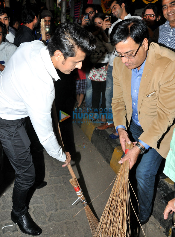 sonu nigam joins a cleanliness awareness drive 3