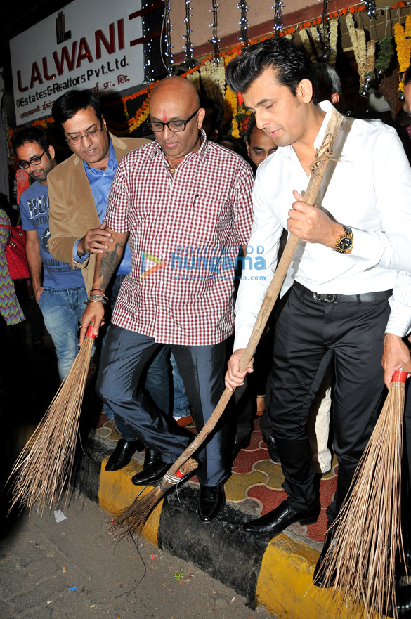 sonu nigam joins a cleanliness awareness drive 4
