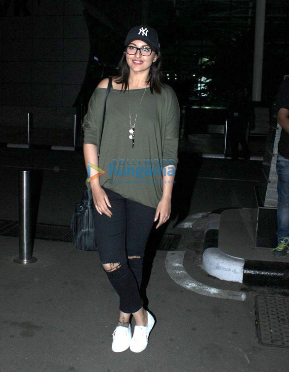 sonakshi sinha snapped at the domestic airport 8