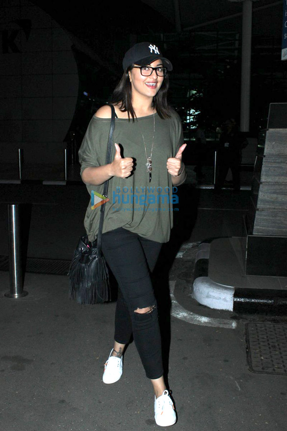 sonakshi sinha snapped at the domestic airport 13