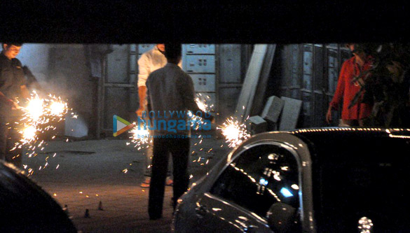 ranbir kapoor rishi kapoor snapped burning crackers on diwali 4