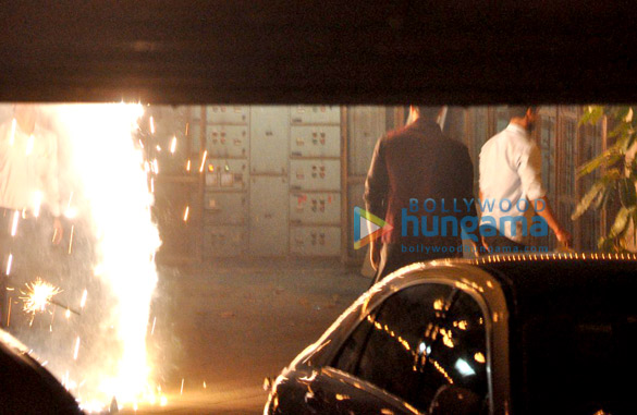 ranbir kapoor rishi kapoor snapped burning crackers on diwali 7