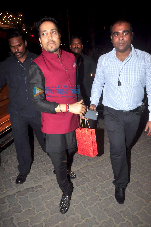 celebs grace amitabh bachchans diwali bash at jalsa 26
