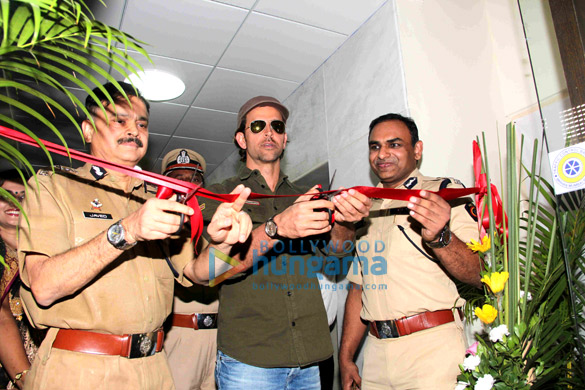 hrithik roshan meets mumbai traffic police officers 2