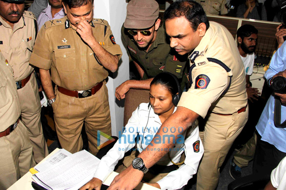 hrithik roshan meets mumbai traffic police officers 3