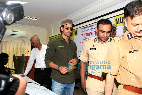 hrithik roshan meets mumbai traffic police officers 7