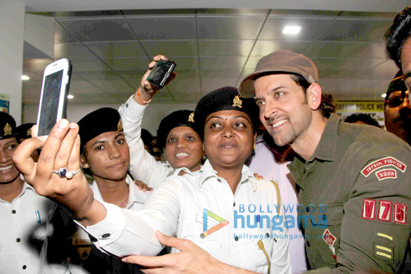 hrithik roshan meets mumbai traffic police officers 6
