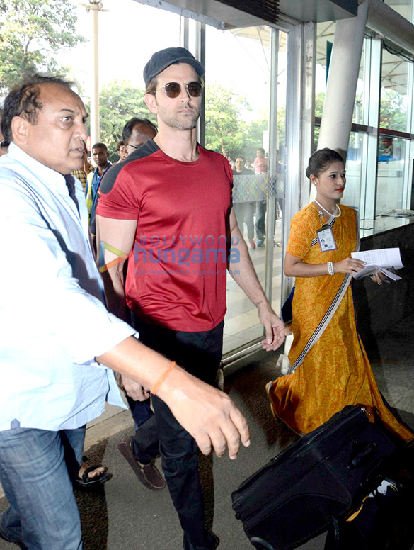 hrithik roshan kajol madhuri dixit and others snapped at the domestic airport 8