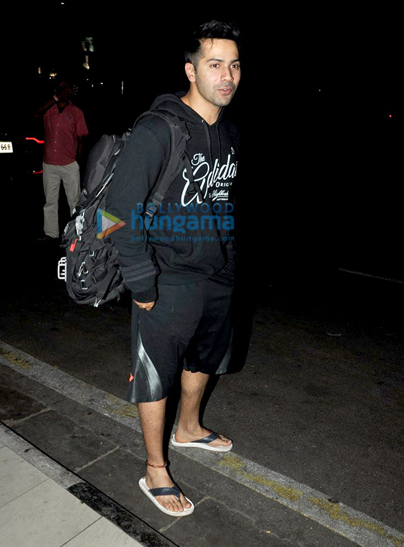 varun dhawan snapped leaving for goa 8