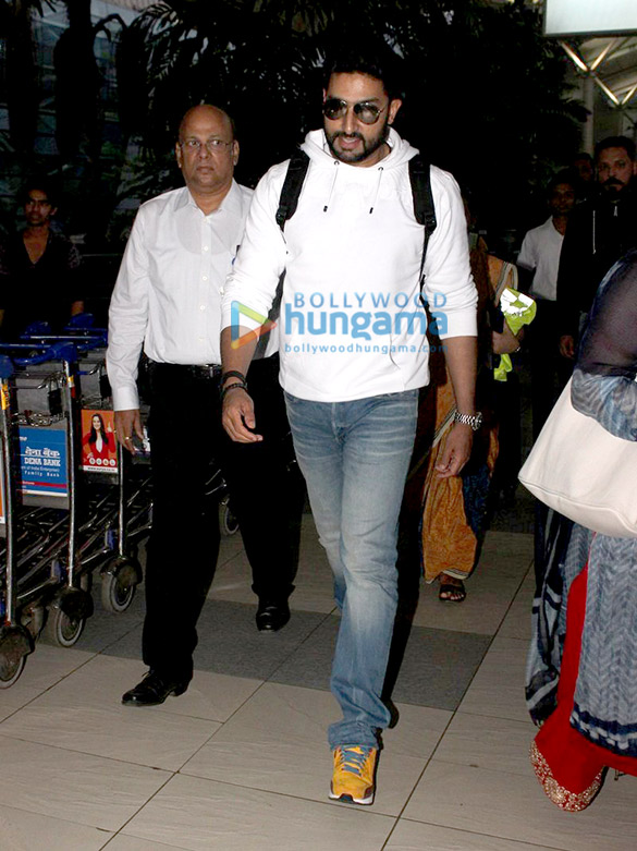 sunny leone abhishek bachchan twinkle khanna and others snapped at the domestic airport 3