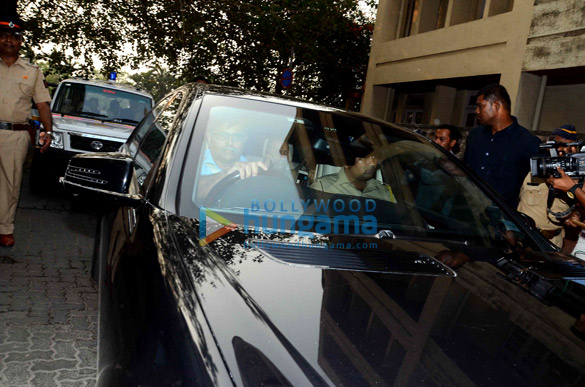 aamir khan arrives back in mumbai amidst tight security 5