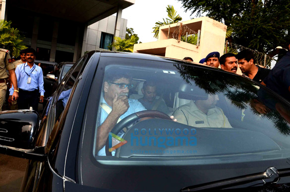 aamir khan arrives back in mumbai amidst tight security 4
