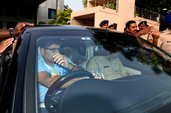 aamir khan arrives back in mumbai amidst tight security 6