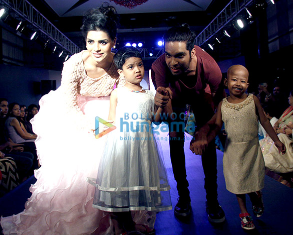 sonal chauhan madhurima tuli and others walk the ramp to support access life ngo 4