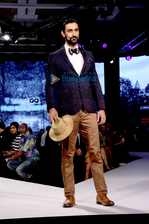 saif ali khan kunal kapoor randeep hooda tina desai and others walk at van heusen gq fashion nights day 1 8